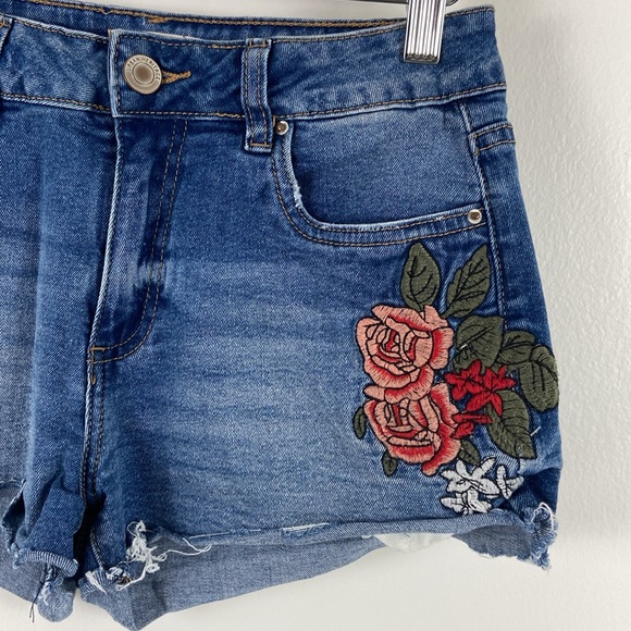 ✨3/$25✨ Urban Heritage Floral Denim Shorts - 5 - Picture 3 of 8